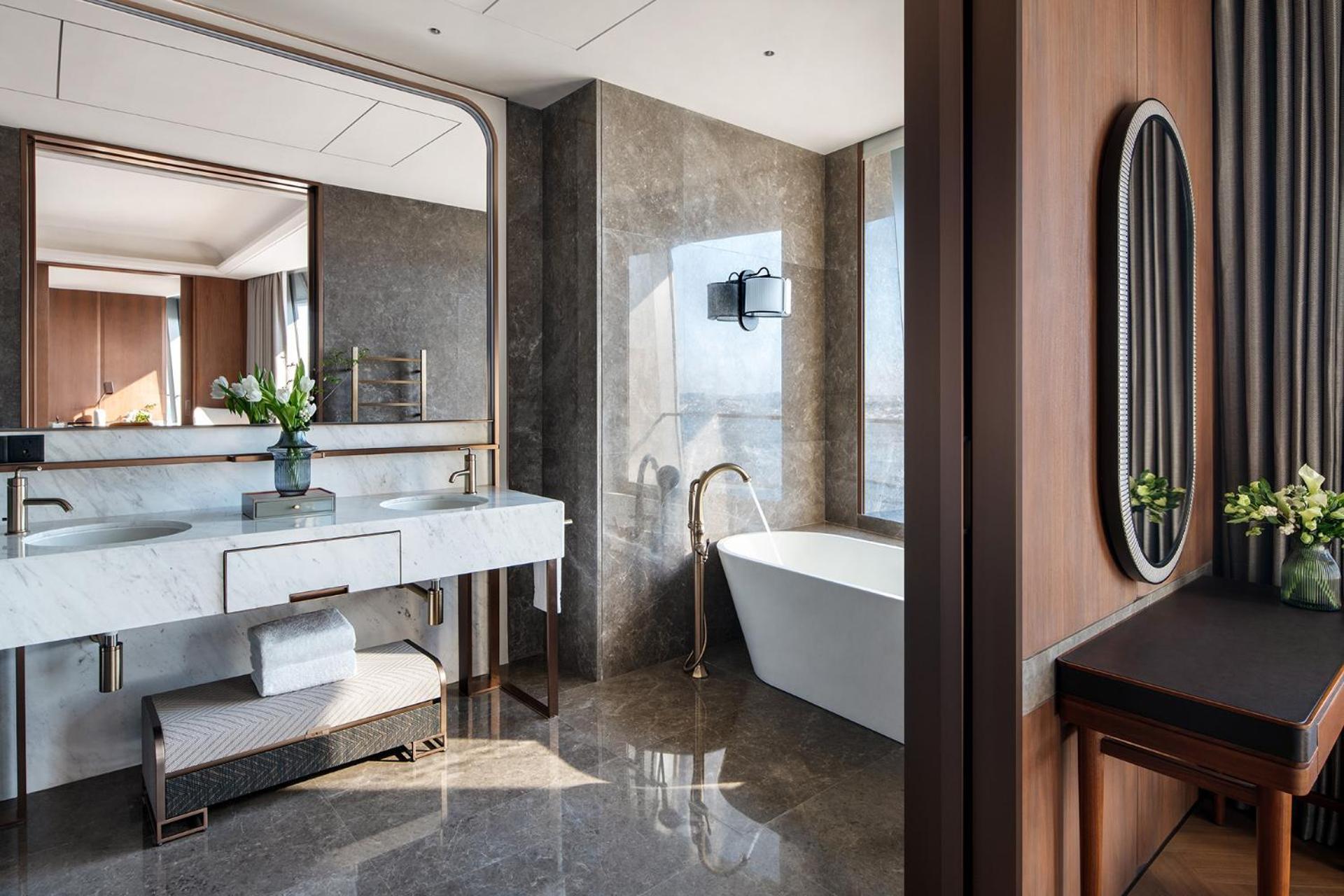Four Seasons Hotel Далиен Екстериор снимка