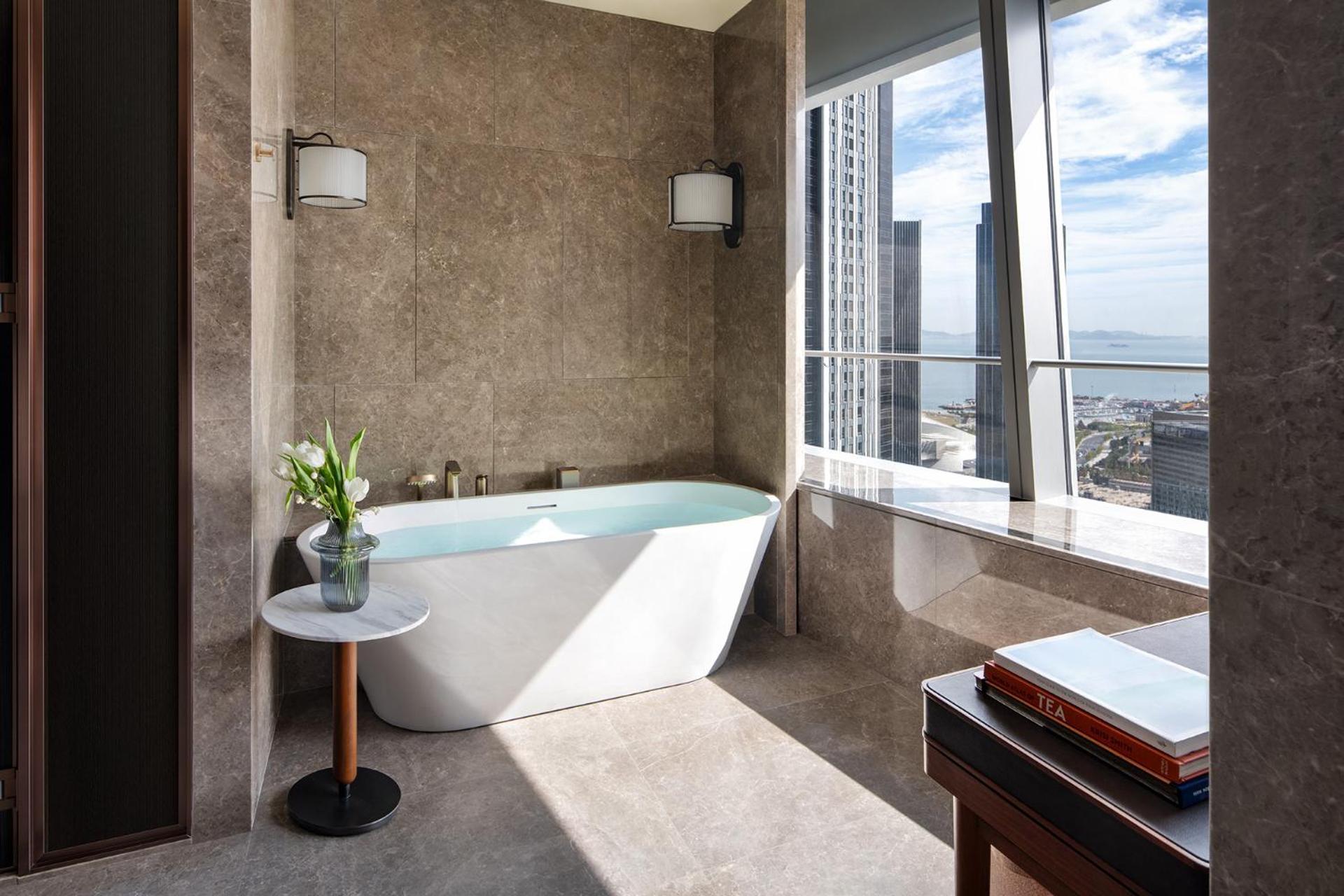 Four Seasons Hotel Далиен Екстериор снимка